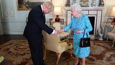 Queen Elizabeth II had bone cancer, former U.K. PM Boris Johnson claims - National | Globalnews.ca