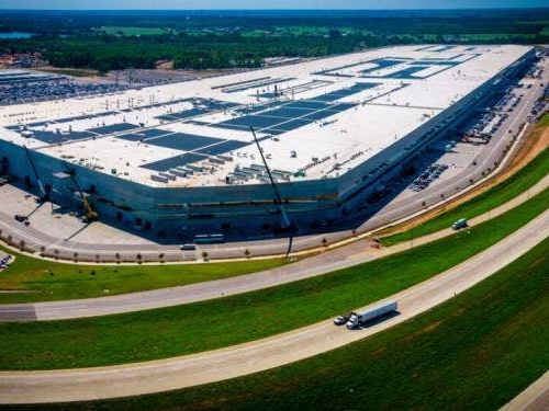 Tesla instala ventiladores gigantes en su gigafábrica en Texas