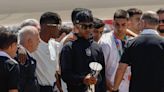 Las fotos de la llegada de la selección a Barajas con el trofeo de campeones