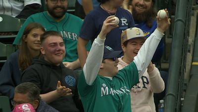 Fan comes away with two foul balls ... on consecutive pitches!