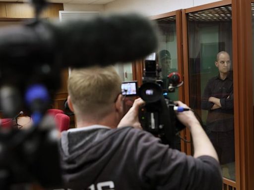 Guerre en Ukraine : Procès d’un journaliste américain et important échange de prisonniers