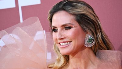 Heidi Klum sublime en lingerie transparente, elle laisse très peu de place à l'imagination