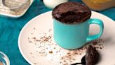 Brownie a la taza: el postre sin azúcar y rico en proteína que te calma el hambre emocional