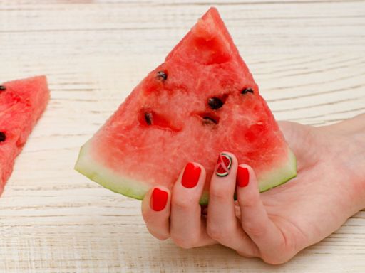 3 diseños de manicura watermelon, la tendencia de uñas más colorida del verano