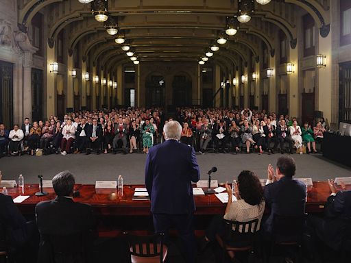 López Obrador agradece trabajo a diputados afines en reunión en Palacio Nacional