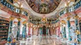 La biblioteca escondida en un monasterio que es de las más bonitas del mundo: es una joya del barroco y se puede visitar