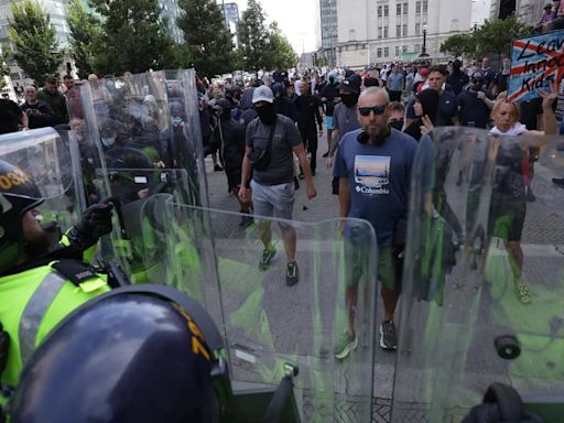 Varios policías heridos en las protestas de la ultraderecha en Reino Unido