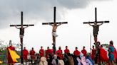 Clavan a devotos católicos filipinos en cruces para recrear la crucifixión
