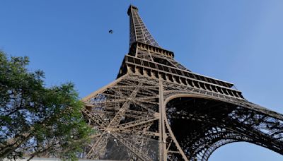 Faux cercueils à la Tour Eiffel et "mains rouges" au Mur des Justes : la police fait le lien entre les deux affaires