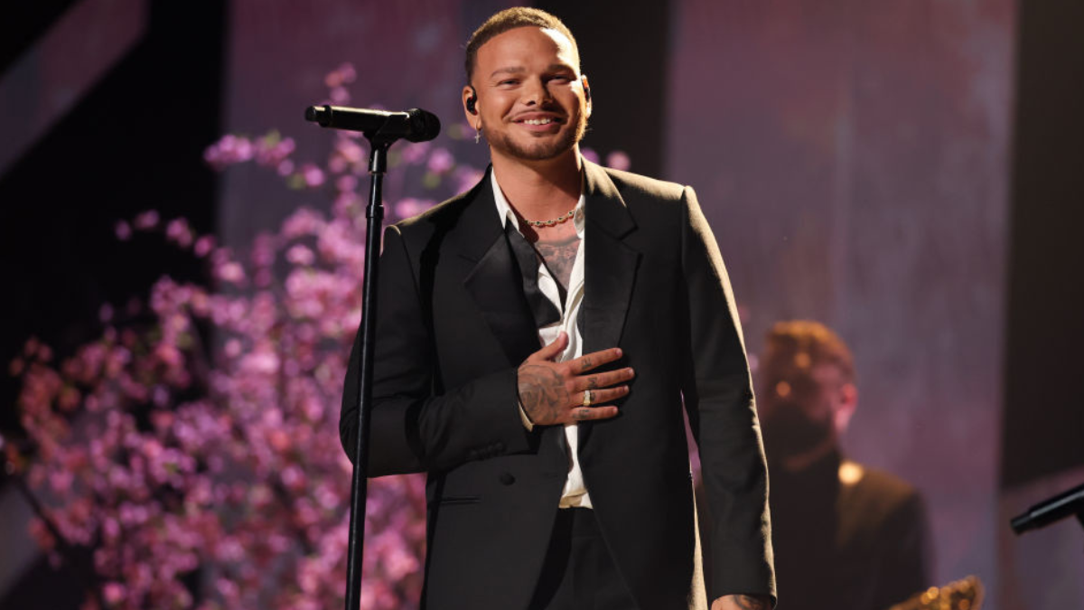 Watch Kane Brown Pay Tribute To Ray Charles With Profound Performance | iHeartCountry Radio