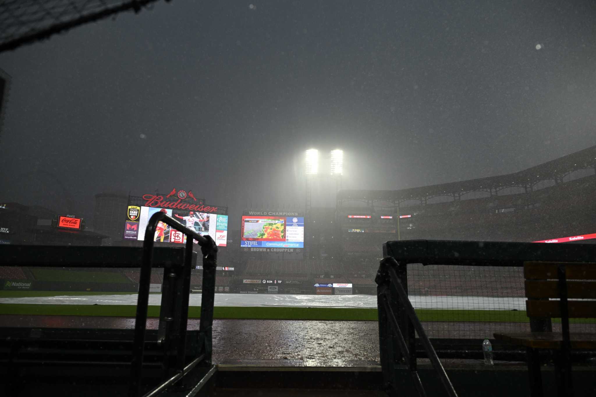 White Sox wait out 3-hour rain delay in 10th inning to beat Cardinals 6-5