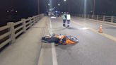 Un joven murió por un choque de motos sobre el Puente Carretero