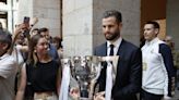 El Real Madrid recibe el trofeo de su trigésimo sexta Liga e inicia las celebraciones