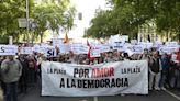 Miles de personas se manifiestan en Madrid frente al Congreso de los Diputados para apoyar a Pedro Sánchez