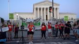 Manifestantes a favor del aborto descienden a la Corte Suprema: “Se supone que este es un país desarrollado”