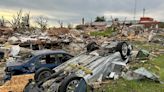 Un tornado arrasa un pueblo en Estados Unidos: el momento en que derriba molinos de casi 100 metros de altura