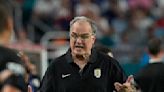 Bielsa, 4to técnico suspendido por salir tarde en la Copa América