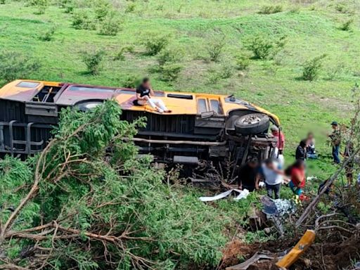 Camión de pasajeros vuelca en camino a Ciudad Salud, en Charo