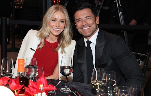 Watch Kelly Ripa react to husband Mark Consuelos' shocking admission