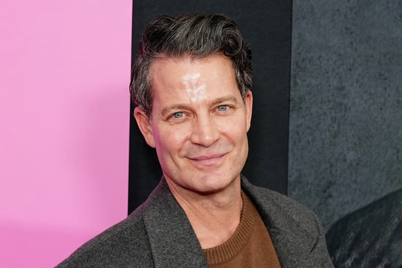 Nate Berkus Is Standing Behind This "Dated" Mirror Trend