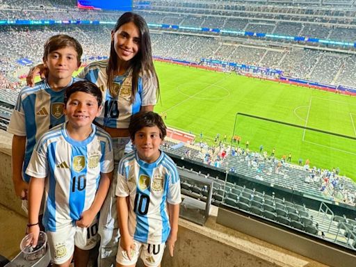 Argentina le ganó a Canadá: la tierna foto de unión y apoyo de los hijos de Lionel Messi que compartió Antonela Roccuzzo