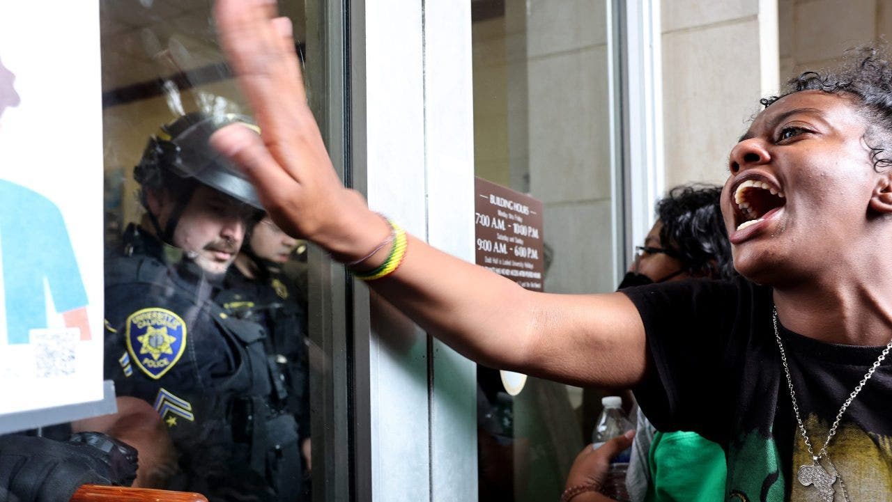 UCLA anti-Israel protesters clash with police after blocking access to campus buildings