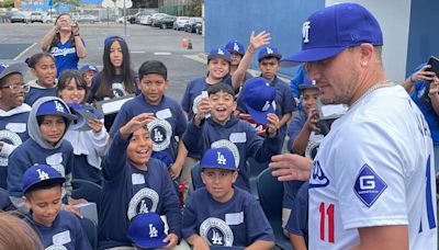 Miguel Rojas y Dodgers brindan alegría y calzado deportivo a niños de Inglewood
