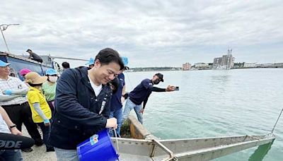 宣示保護生態決心 竹市成功放流9萬尾魚苗