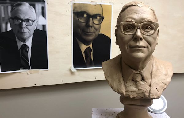 Bronze bust honoring the late Charlie Munger wowed crowd in Omaha at Berkshire meeting