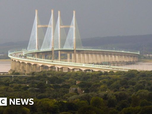 M4 traffic: Motorway closed on Prince of Wales bridge after crash