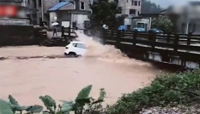 多地暴雨水浸淹過半層居民樓 車輛沖入河撞橋