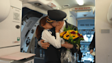 波蘭機長廣播一半突下跪求婚 當眾與空姐浪漫擁吻