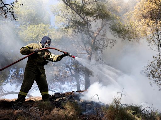 Dos incendios forestales arden cerca de capital griega, alimentados por fuertes vientos