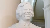 Busto de Carlos Menem: entre qué presidentes está ubicado y de qué material está hecho