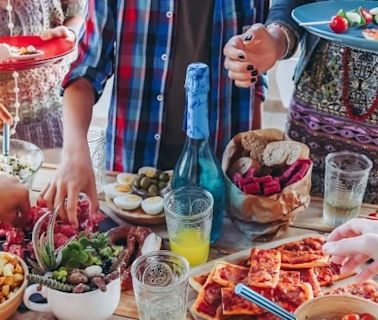 How to ditch the plastic waste at your summer gatherings | CBC News