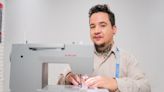Máquinas de costura viram objeto de desejo de jovens em busca de renda e personalidade