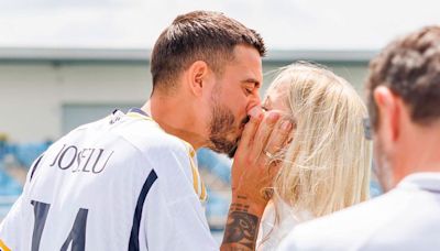 De la euforia a las lágrimas: Joselu, el héroe del Real Madrid, le dedica los goles a su mujer y sus hijos