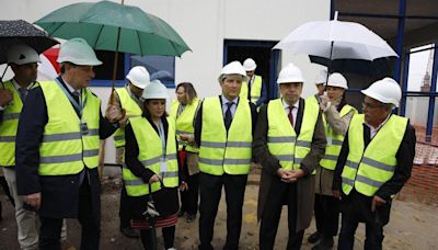 La visita del ministro Planas a la piscifactoría de lenguados en El Musel, en imágenes.