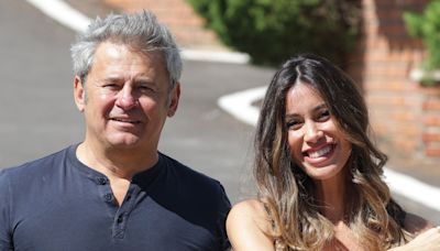 Miki Nadal y su pareja Helena Aldea presentan a su hija recién nacida a su salida del hospital