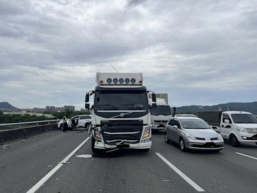 國道三號土城段5車連環撞 嚴重回堵4人傷