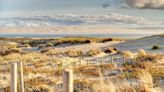 La impresionante playa de Francia enclavada en un entorno salvaje lleno de dunas y perfecta para los deportes acuáticos