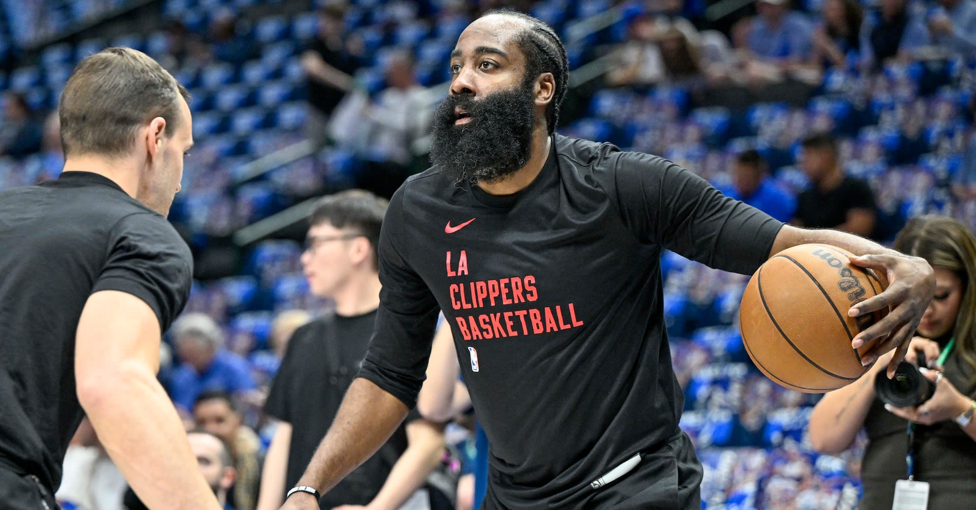 Clippers officially re-sign star G James Harden