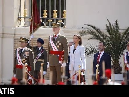 La reina Letizia sorprende con un nuevo traje blanco y joyas de zafiros en su reencuentro con Leonor