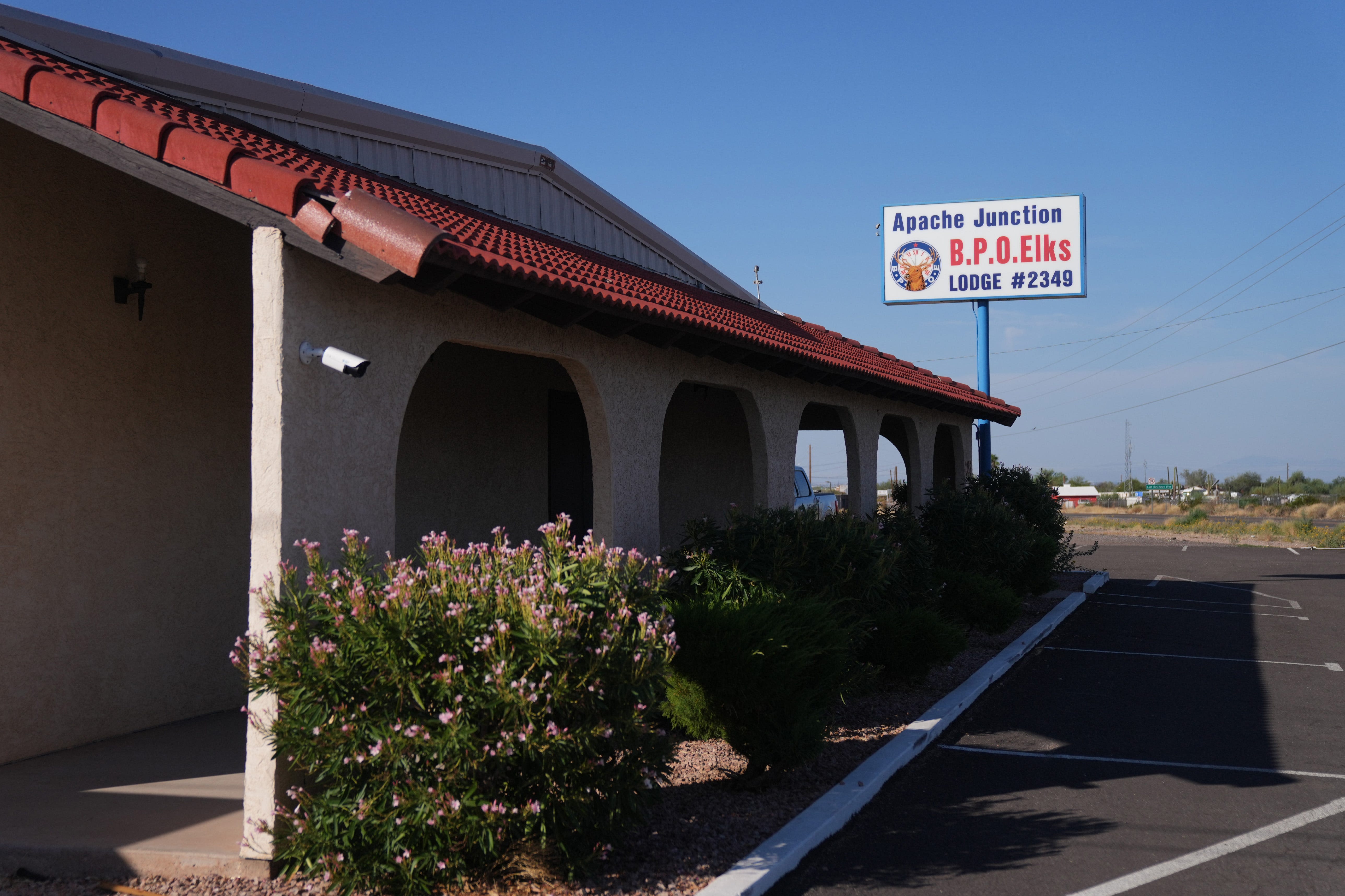 State liquor board investigating Apache Junction Elks Lodge crash, driver in custody