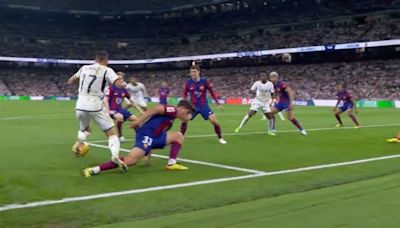 Así fue el penalti de Cubarsí a Lucas Vázquez que significó el empate del Real Madrid en El Clásico