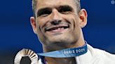 Florent Manaudou célèbre sa nouvelle médaille olympique avec un baiser à Lola, son amoureuse qui est devenue "indispensable" à sa vie