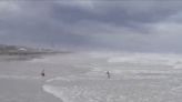 VIDEO: Hombre se mete a nadar a playa de Tampico, pese a alerta por 'Alberto'