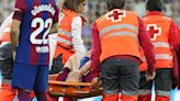 De Jong se marcha llorando y en camilla del Bernabéu tras sufrir su tercera lesión en el tobillo