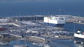 Un operario resulta herido tras precipitarse desde una planta de un buque en el muelle de Bouzas