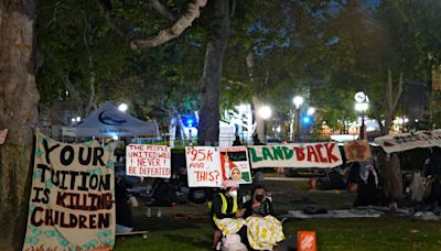 Manifestantes propalestinos acatan la orden de USC de abandonar su campamento